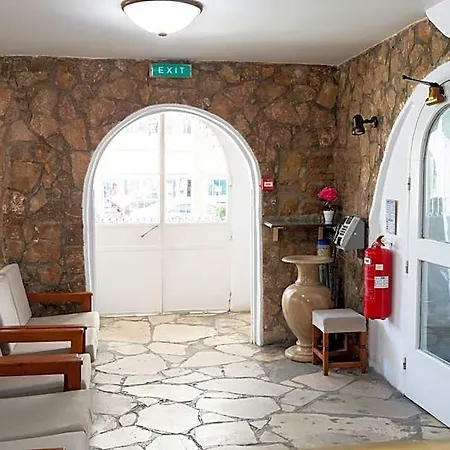 Le Village Hotel *